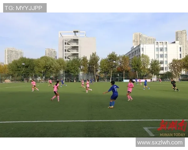 姑娘们的足球梦想在绿茵场上绽放青春活力与拼搏精神